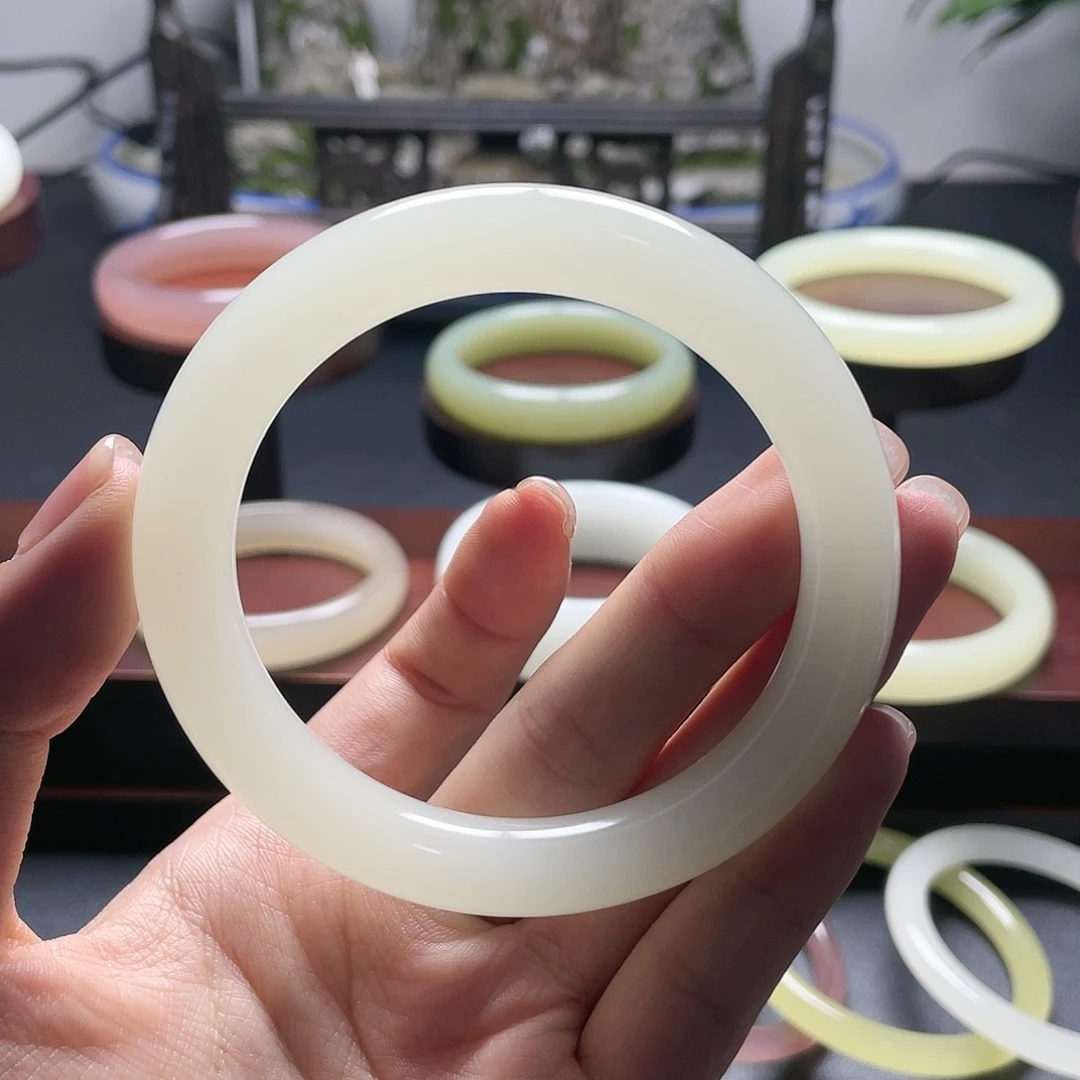 石***头57+暖白色圆条手镯