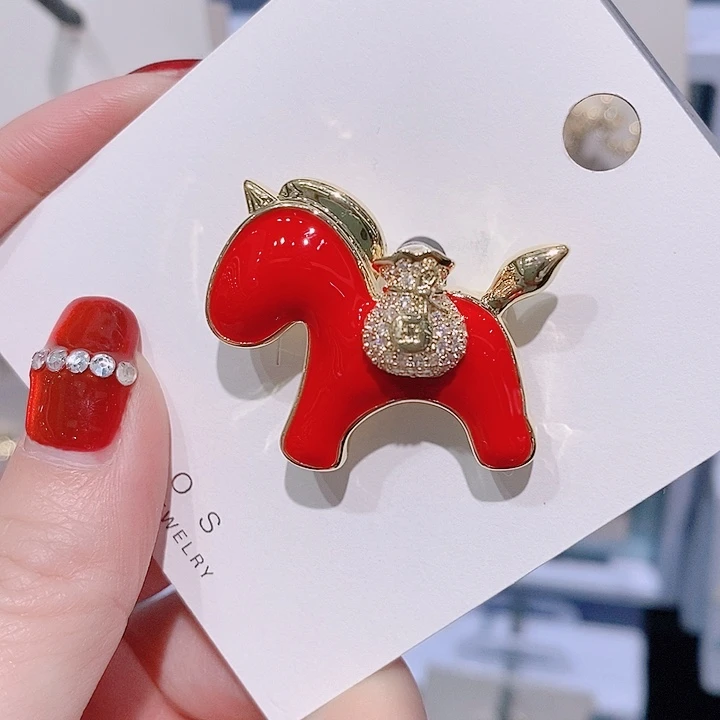 锆石铜合金马上有钱胸针 红色