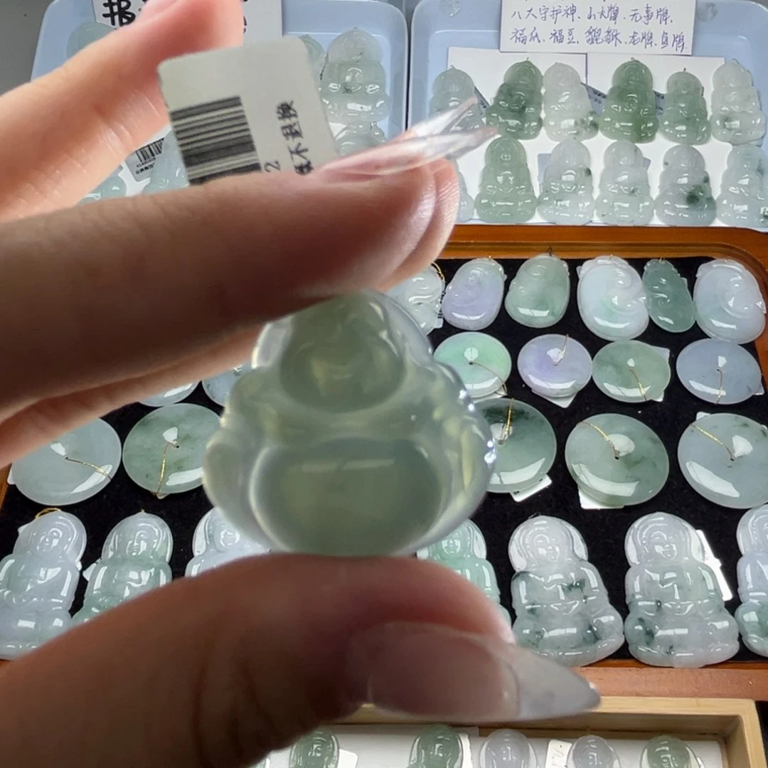 翡翠未镶嵌颈饰佛公