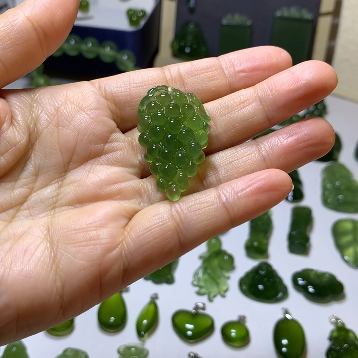 岫玉未镶嵌颈饰吊坠
