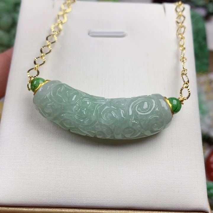 翡翠未镶嵌吊坠(赠链)