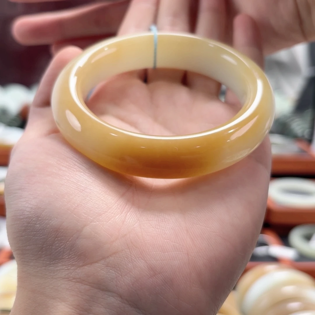 亭***意和田玉未镶嵌手镯