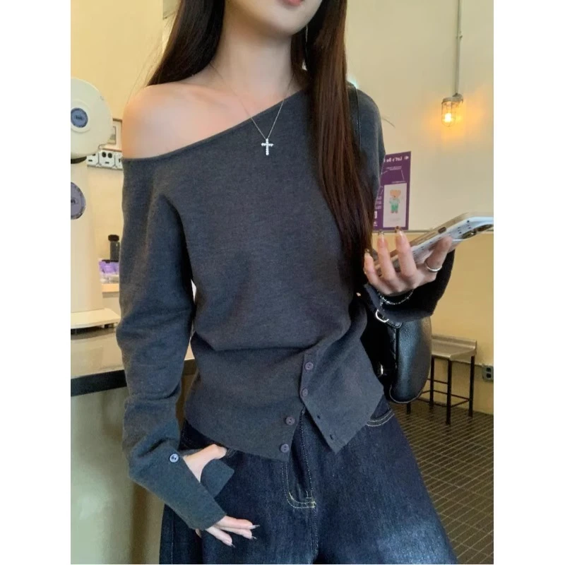 设计感辣妹黑色斜领露肩长袖T恤女早春小众纽扣chic修身针织上衣