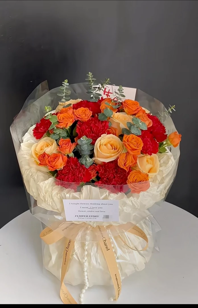 【温馨家园】7朵红色康乃馨搭配5朵香槟玫瑰橙芭比混搭花束送长辈