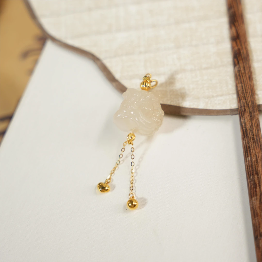 锦狮-天然和田玉藕粉18K金吊坠