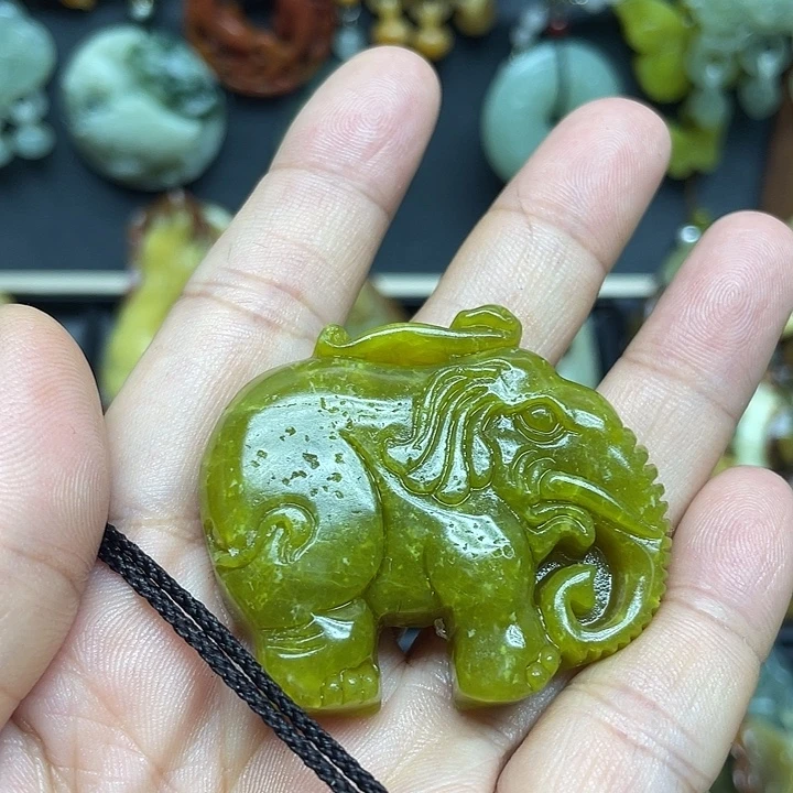 蛇纹石玉未镶嵌颈饰