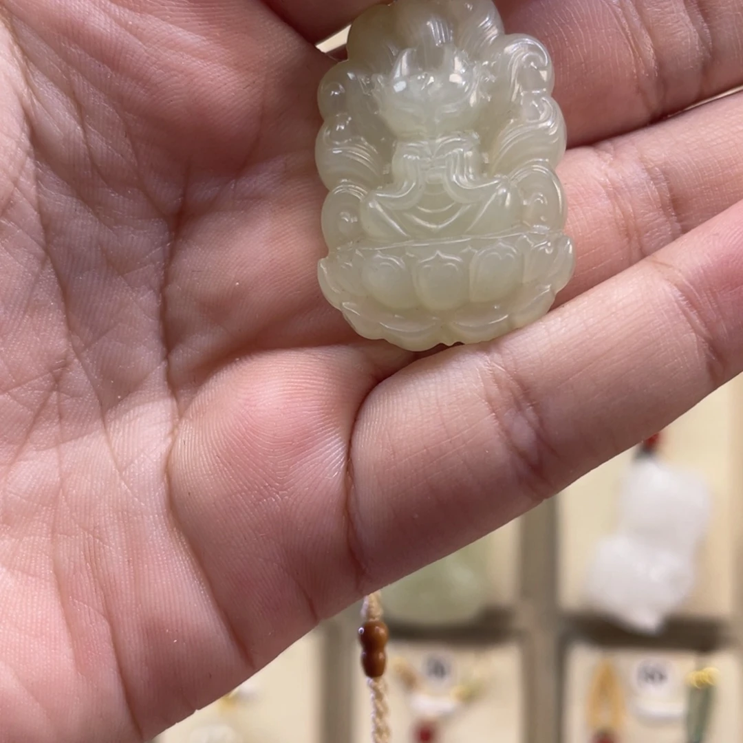 定***：和田玉未镶嵌颈饰