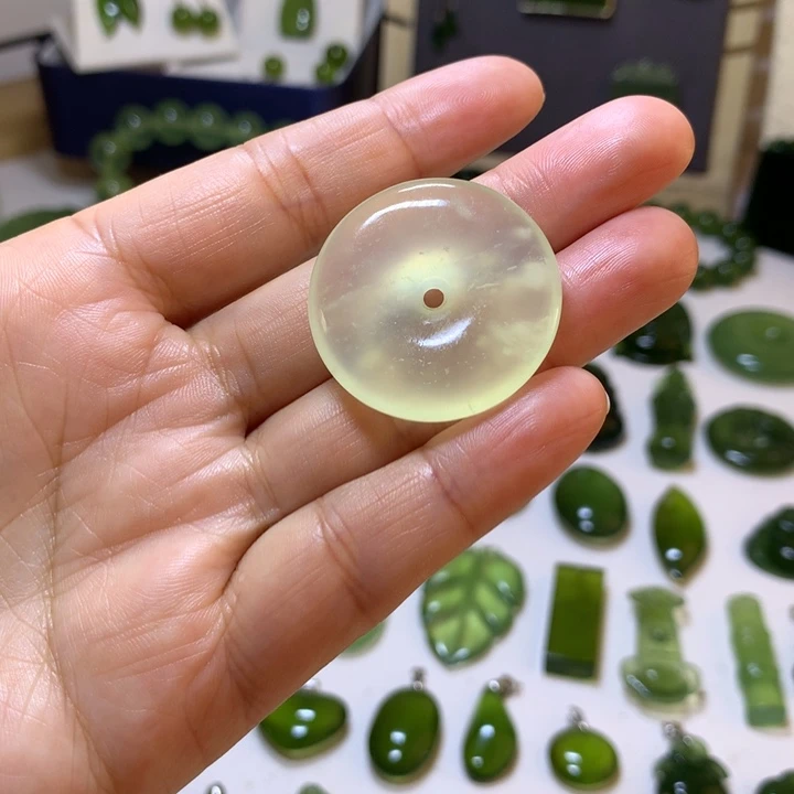 岫玉未镶嵌颈饰吊坠