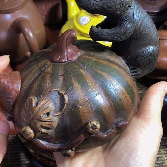 茶壶紫砂原矿泥料手工制作的一把紫砂壶。