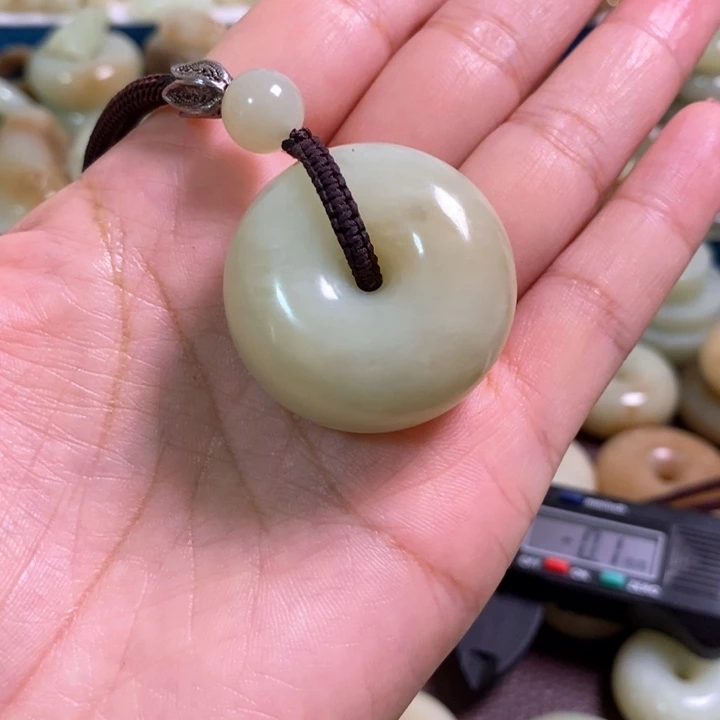颈饰未镶嵌和田玉简*