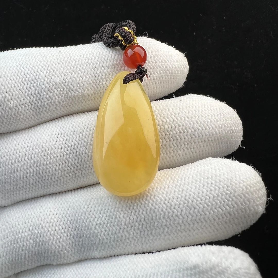 M1031 天然原矿蜜蜡鸡油黄水滴牌17*32mm 支持复检假一罚四