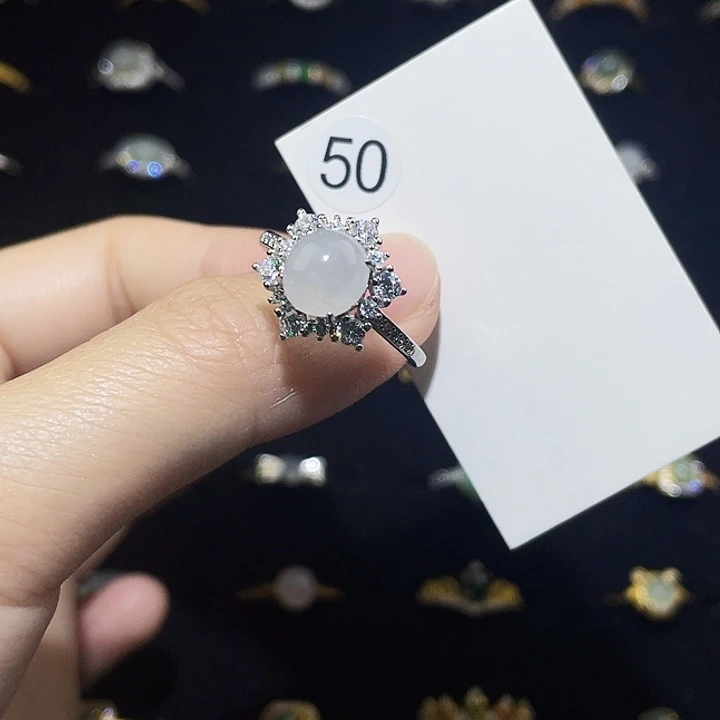 翡翠未镶嵌颈饰戒指