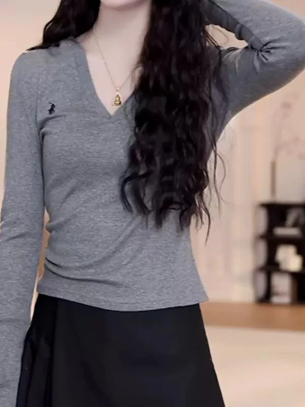 春季上新独特小众小马标连帽V领长袖修身显瘦百搭T恤上衣女