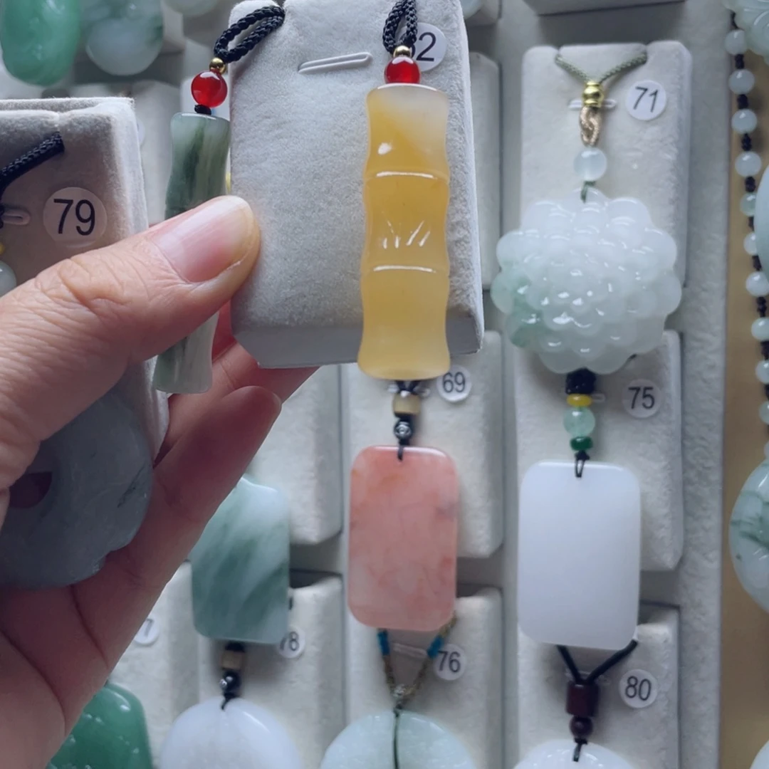 石英质玉未镶嵌颈饰