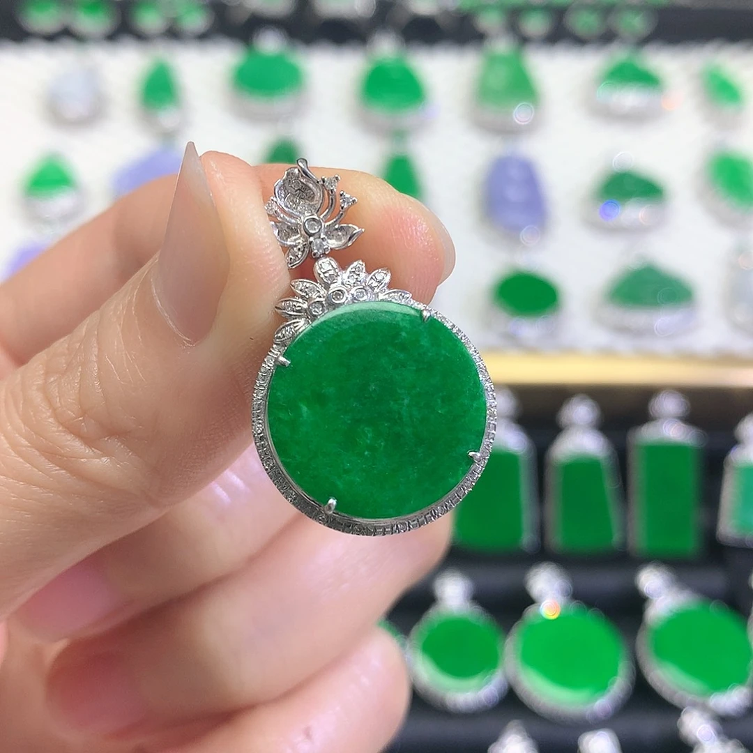 颈饰18K金镶嵌翡翠吊坠