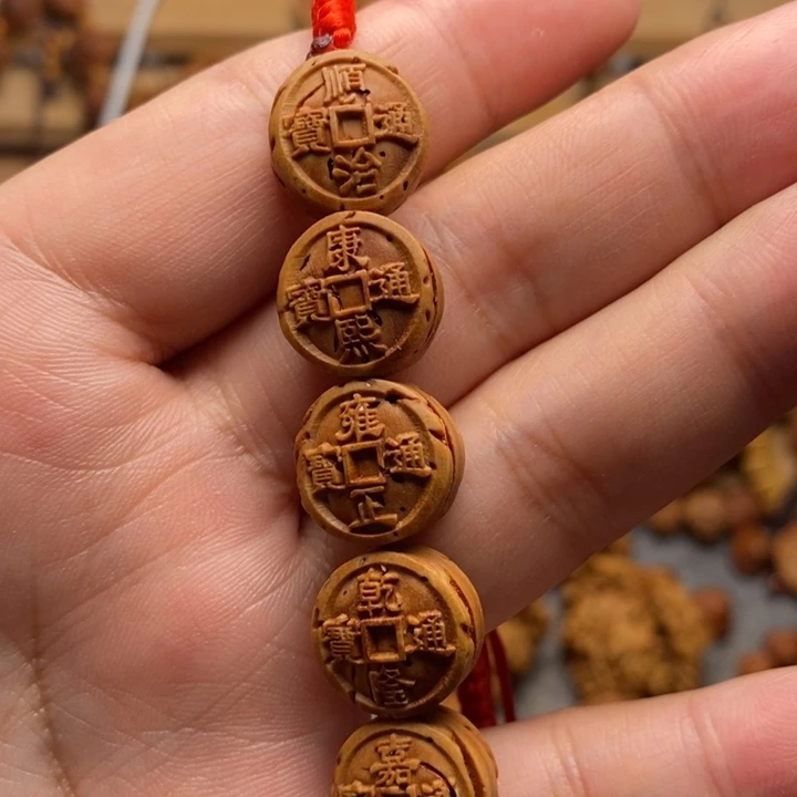桃核雕刻五帝钱手串