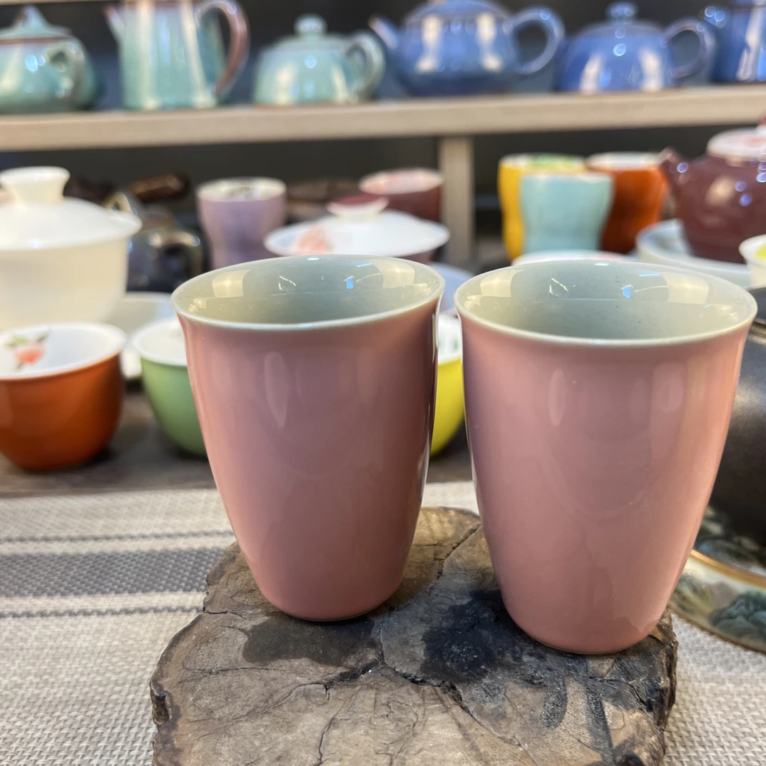 2只粉色单色釉杯子容量50左右