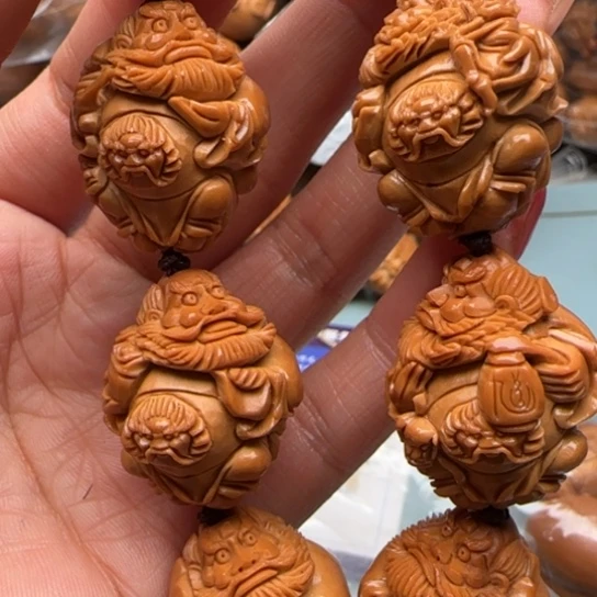 家***兴吊坠桃核橄榄雕工艺的