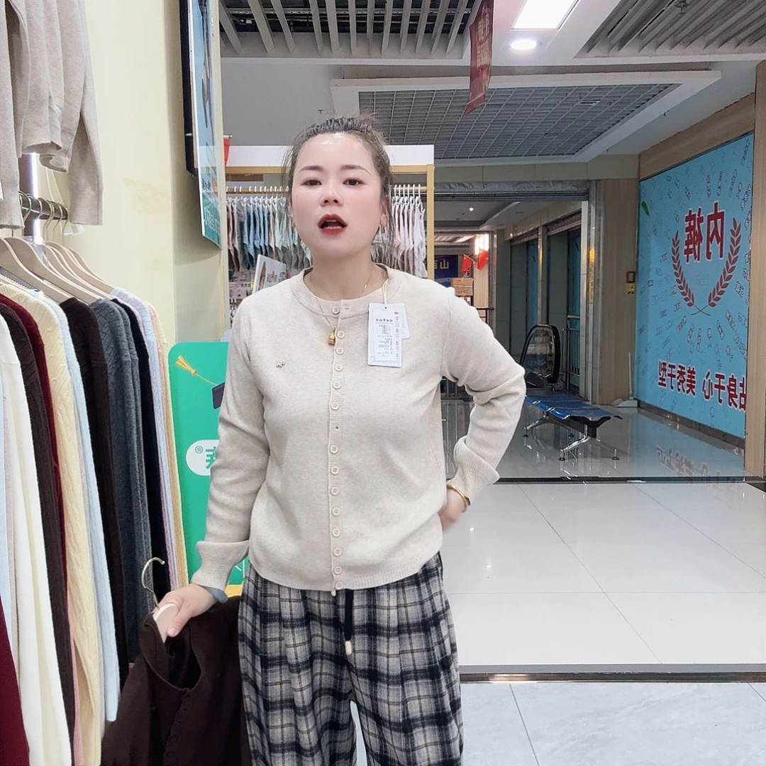 棉A013燕麦色开衫上衣