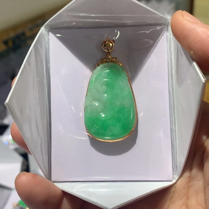 翡翠颈饰18K金镶嵌翡翠吊坠