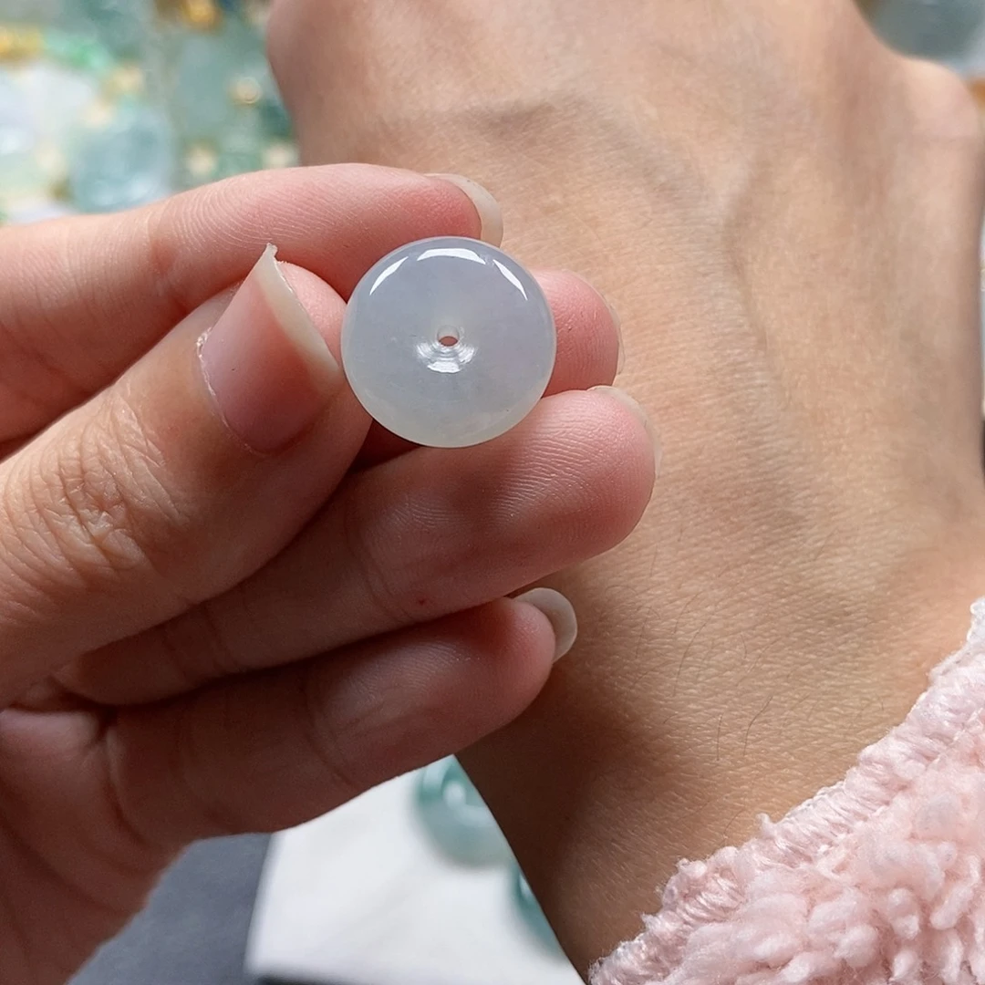 翡翠颈饰未镶嵌闪