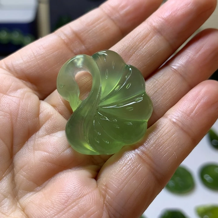 岫玉未镶嵌颈饰吊坠