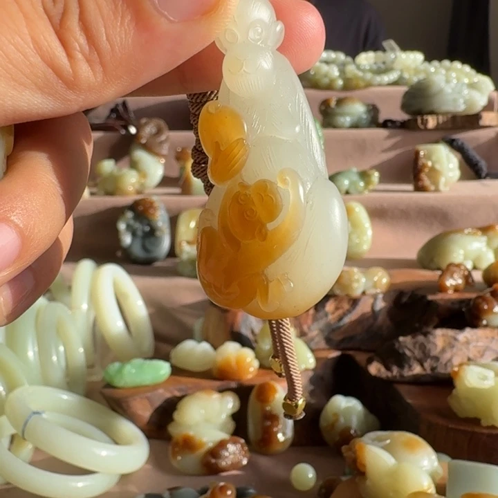 颈饰未镶嵌和田玉（糖玉）