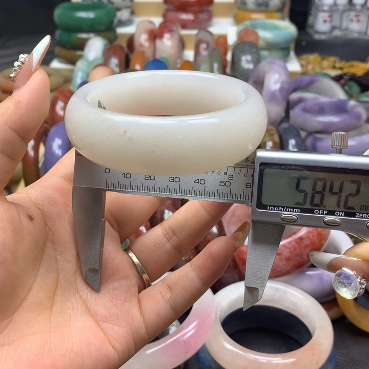 未镶嵌手镯石英质玉