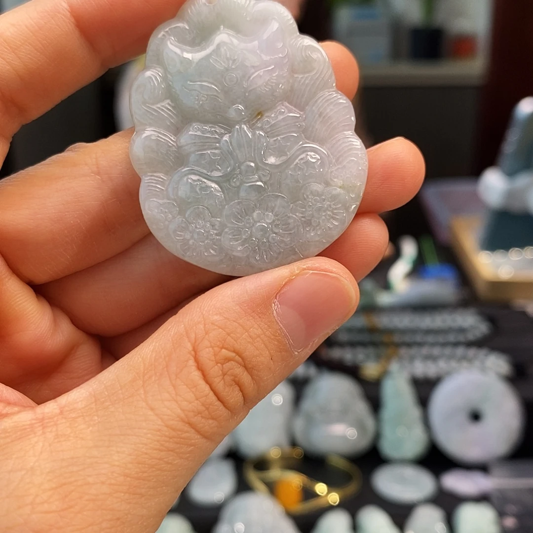 翡翠未镶嵌颈饰狐狸