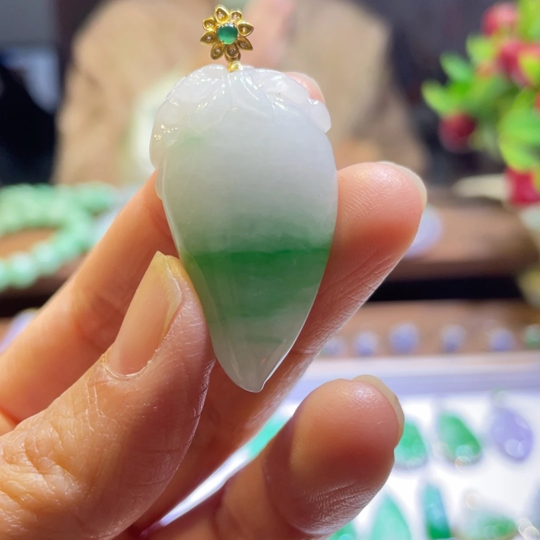 翡翠18K金镶嵌颈饰桃子