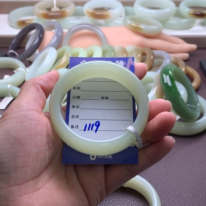 和田玉未镶嵌手镯