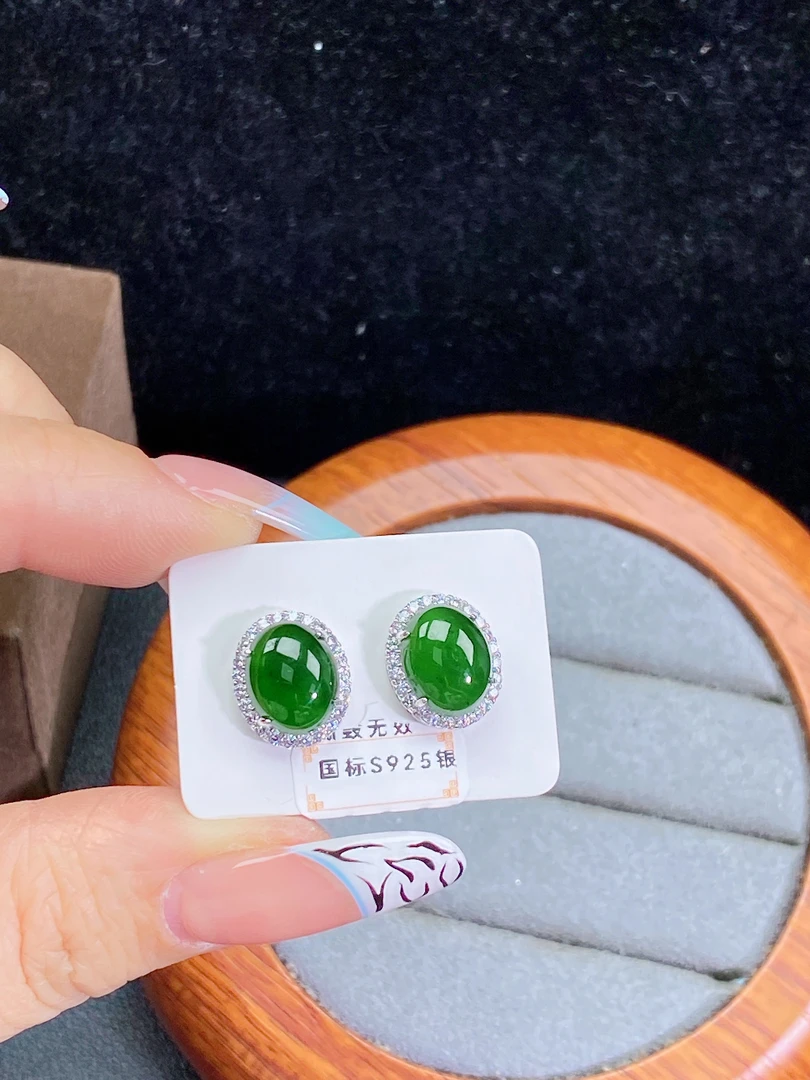 天然翡翠A货阳绿设计款耳钉通体S925银镶嵌