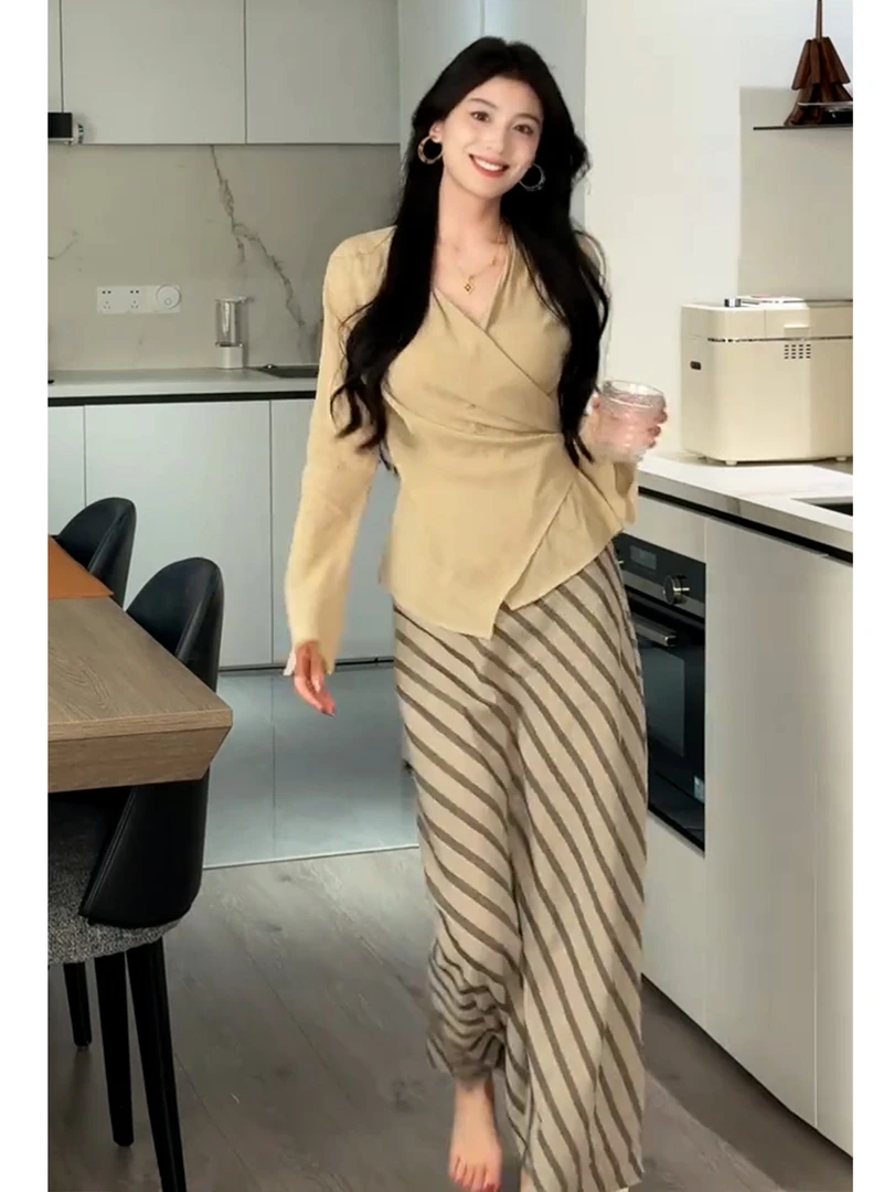 秋季江浙沪千金穿搭重要场合巨好看的卡其色V领收腰连衣裙套装女