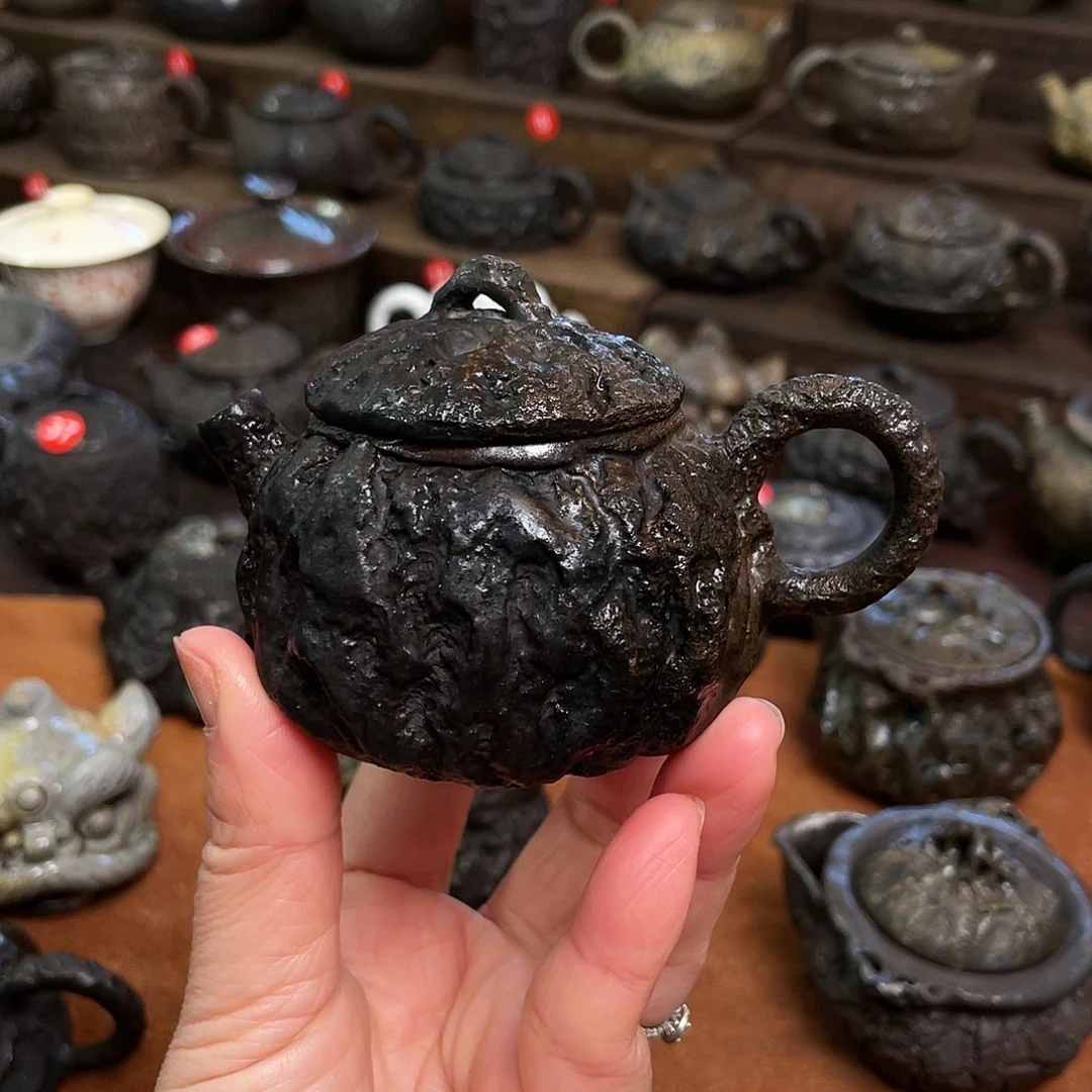 壶手捏石雕纹黑色系列柴烧壶