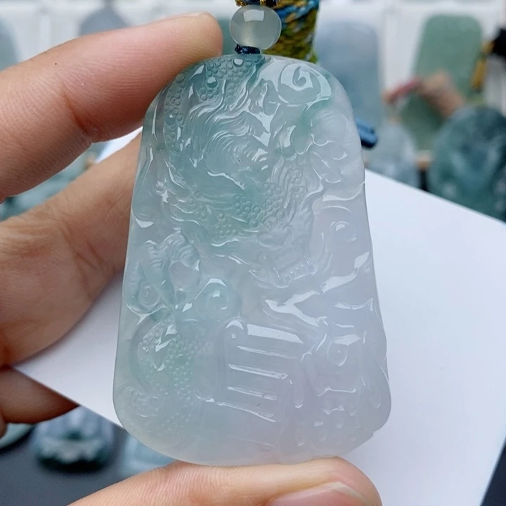 翡翠未镶嵌颈饰龙