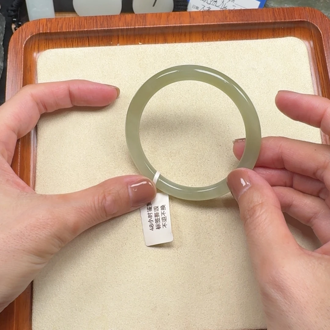 和田玉未镶嵌手镯