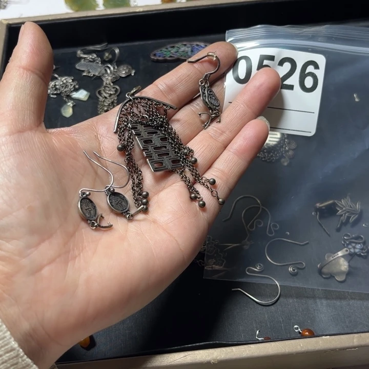 健***丽蛇纹石玉未镶嵌耳饰