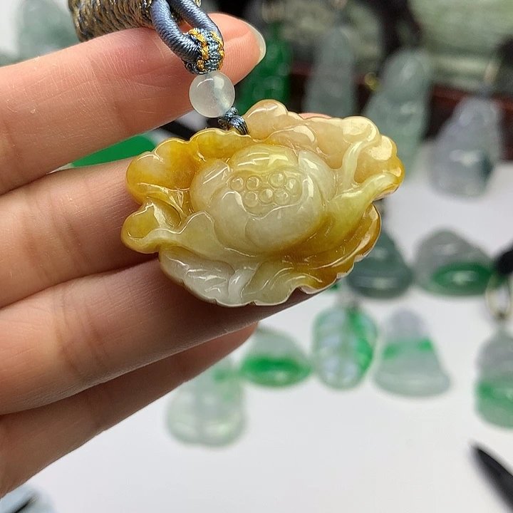 翡翠未镶嵌吊坠(赠链)