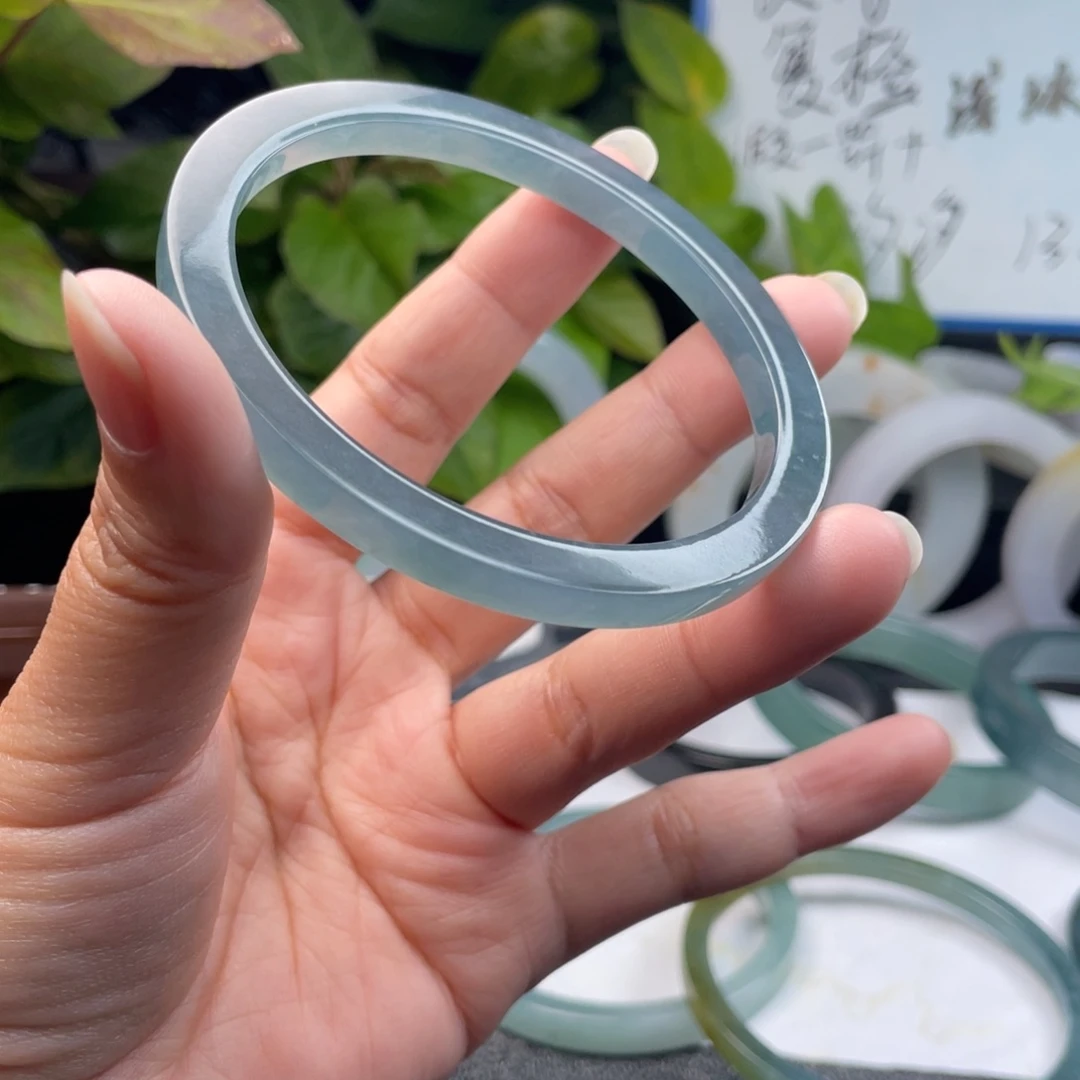 卡***斯定制翡翠未镶嵌翡翠手镯