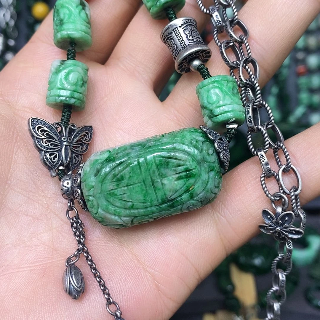 颈饰未镶嵌翡翠漂亮美眉也