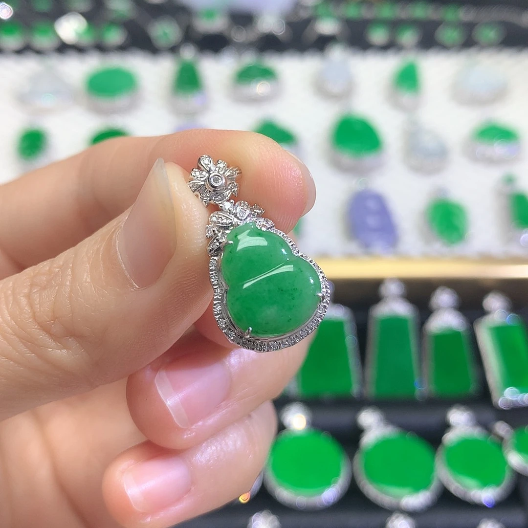 颈饰18K金镶嵌翡翠吊坠