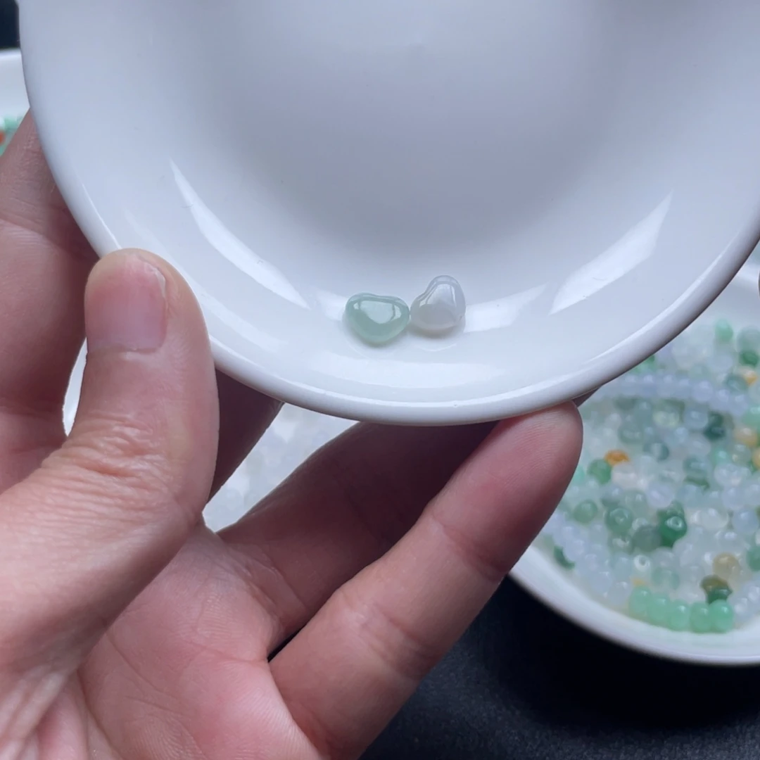 翡翠散珠翡翠通孔爱心卡6。 2件