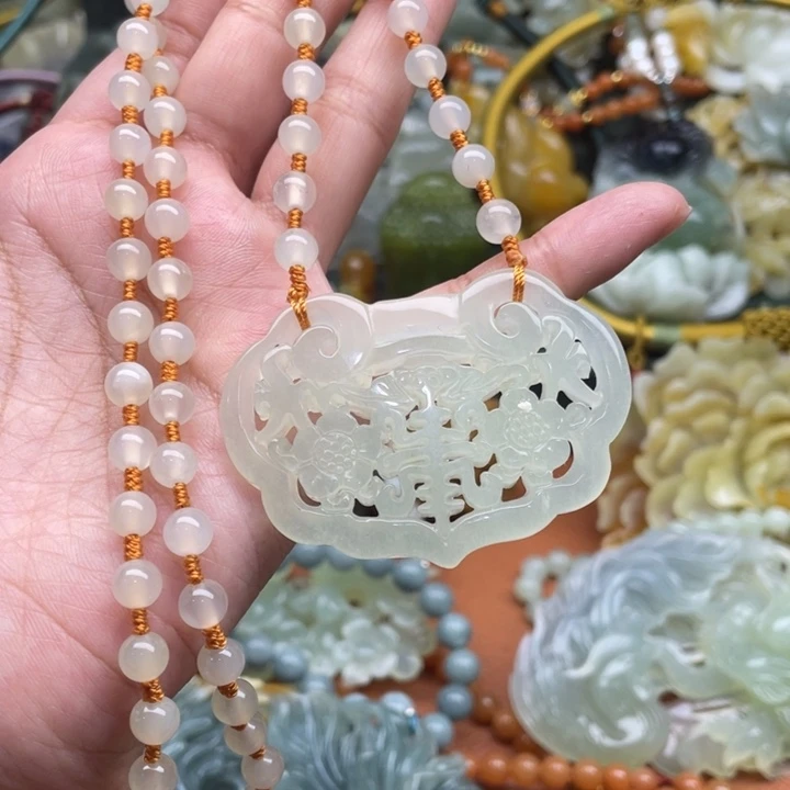 蛇纹石玉吊坠合金