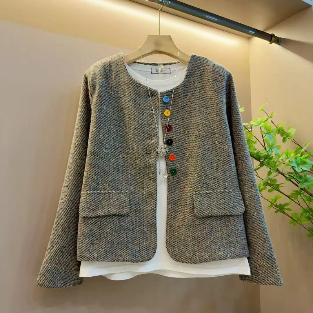 洋气新款小香风时尚圆领彩扣设计百搭外套（长58左右）