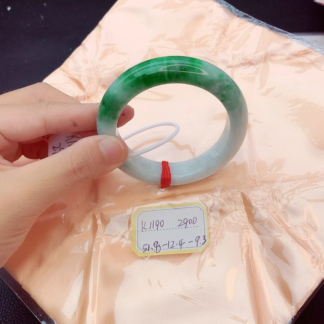 翡翠手镯未镶嵌翡翠