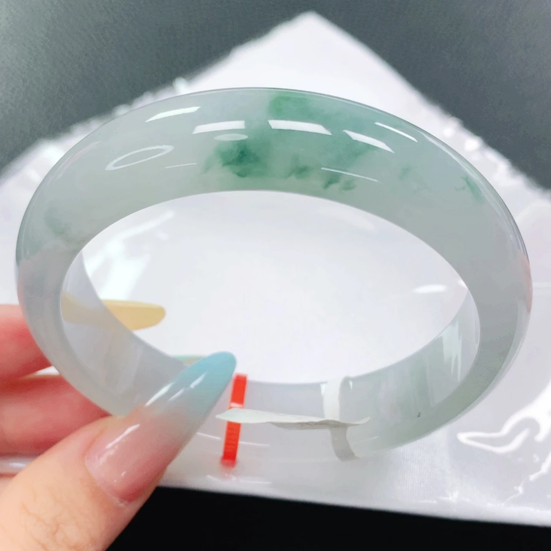 翡翠手镯未镶嵌60。