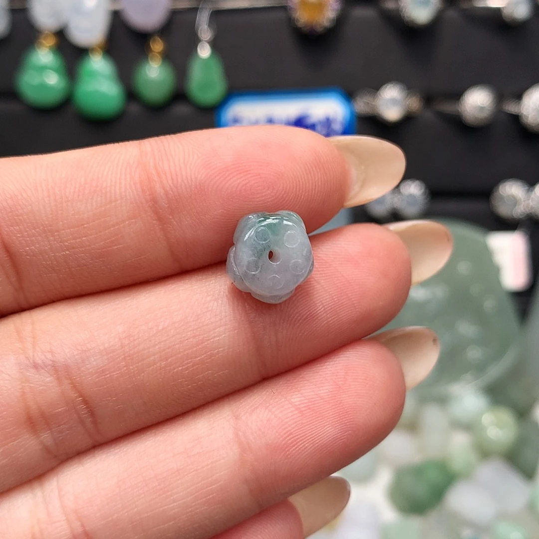 翡翠未镶嵌颈饰莲花