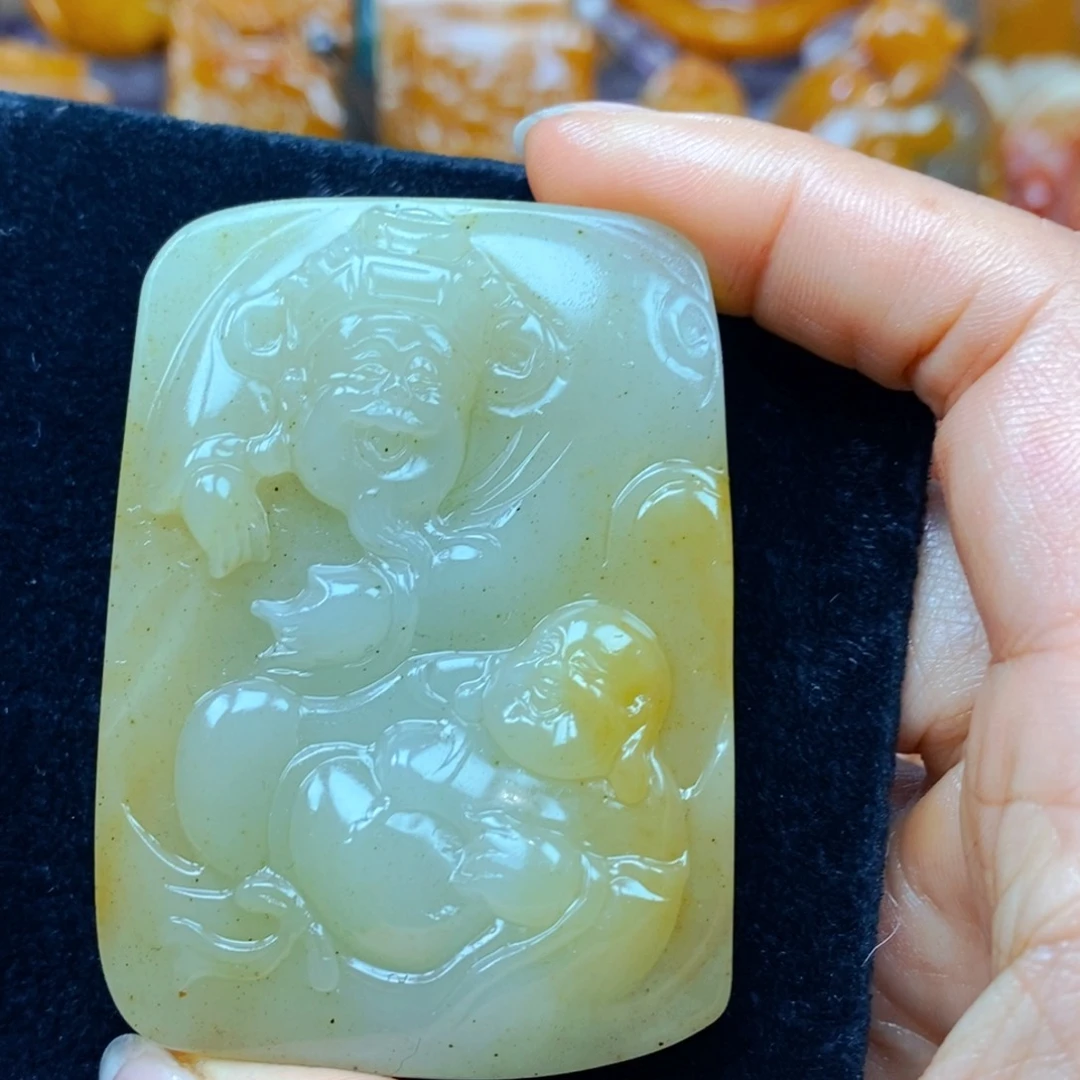 未镶嵌石英质玉（黄龙玉）颈饰