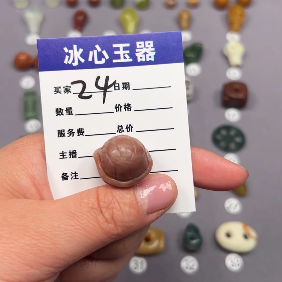 蛇纹石玉颈饰未镶嵌皮****丘