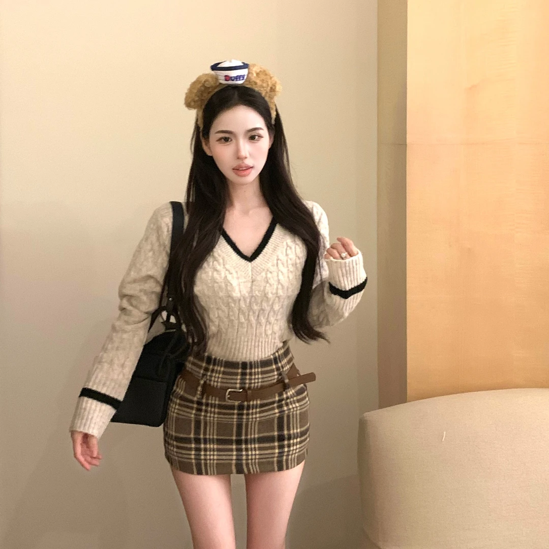 慵懒风宽松v领休闲气质针织衫秋季设计感时髦百搭格纹短裙两件套